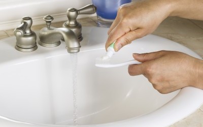 Fermer le robinet pendant le brossage des dents